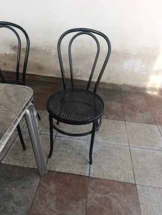 LOTE MESA Y 4 SILLAS METÁLICAS