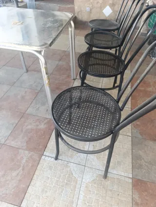 LOTE MESA Y 4 SILLAS METÁLICAS
