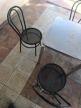 LOTE MESA Y 4 SILLAS METÁLICAS