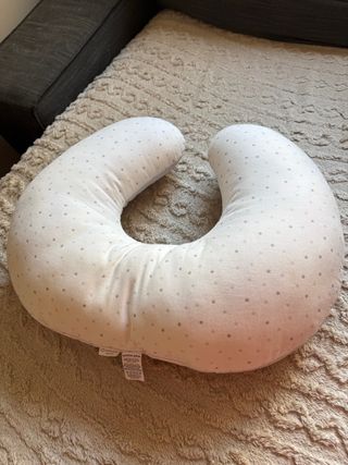 Almohada de lactancia con estrellas