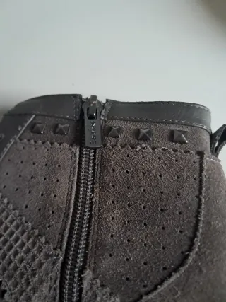 Zapatillas deportivas grises con cuña interna