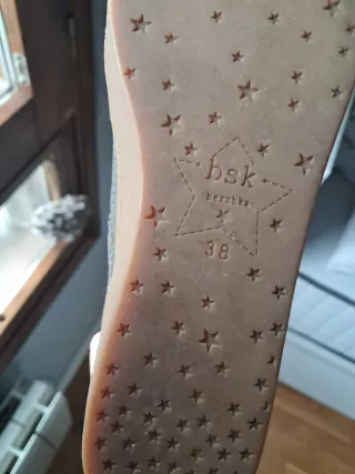 Zapatillas deportivas grises con cuña interna