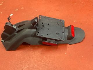 Guardabarros Porta Matrícula Piaggio Beverly 300i