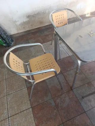 Lote mesas y sillas metálicas