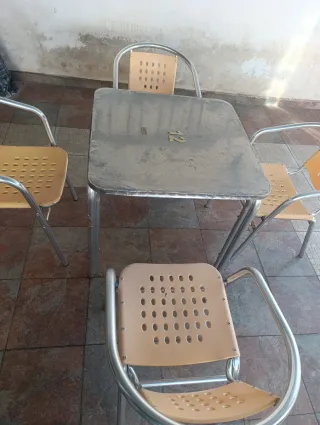 Lote mesas y sillas metálicas