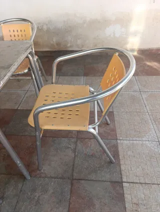 Lote mesas y sillas metálicas