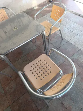 Lote mesas y sillas metálicas