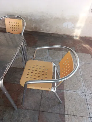 Lote mesas y sillas metálicas