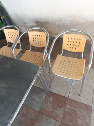 Lote mesas y sillas metálicas