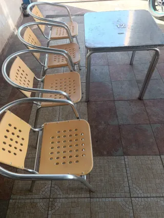 Lote mesas y sillas metálicas