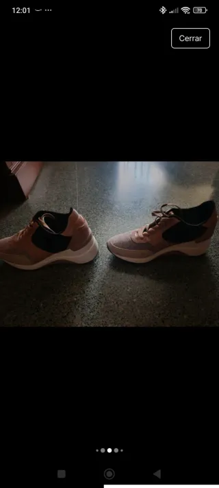 Zapatillas deportivas rosas y plateadas