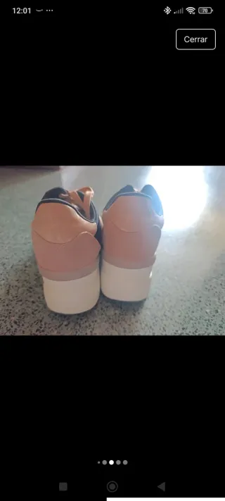 Zapatillas deportivas rosas y plateadas