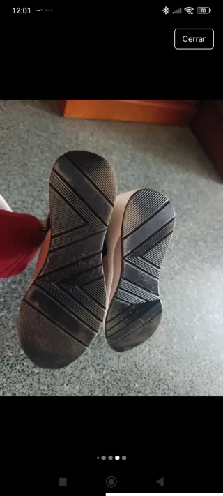 Zapatillas deportivas rosas y plateadas