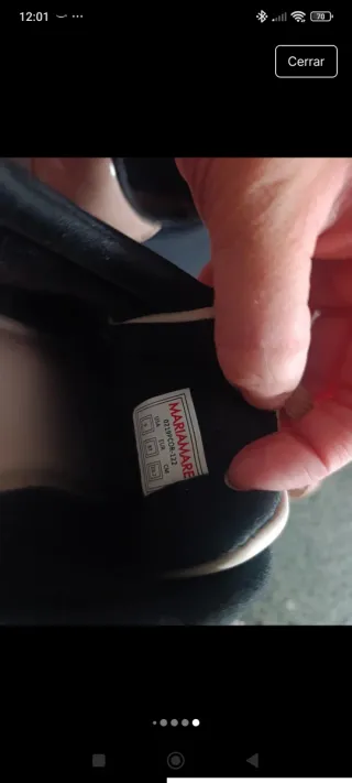 Zapatillas deportivas rosas y plateadas