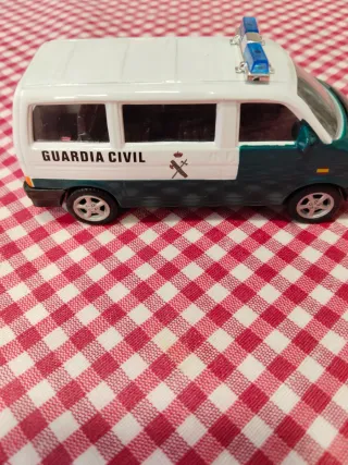 2 Maquetas Furgones Policía y Guardia Civil