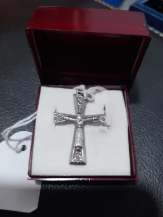 Cruz de plata con figura de Cristo
