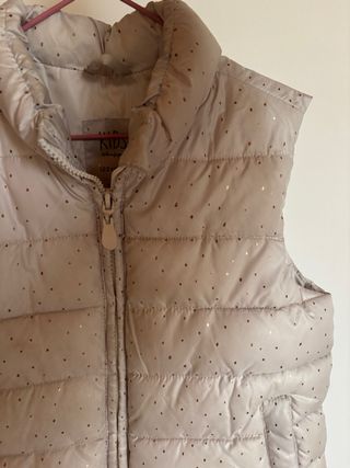 Chaleco niña beige con puntos