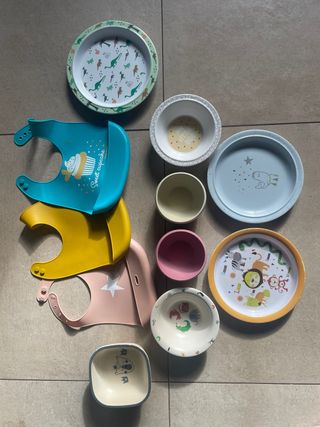 Vajilla infantil platos y baberos
