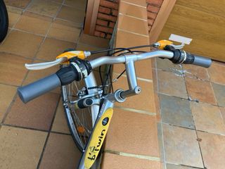 Bicicleta de paseo plateada