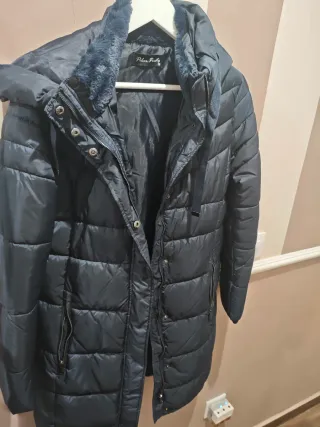 Abrigo plumón azul marino con capucha