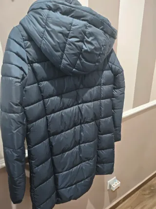 Abrigo plumón azul marino con capucha