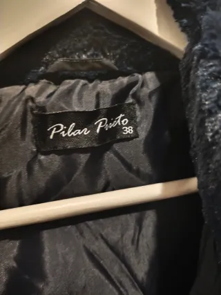 Abrigo plumón azul marino con capucha