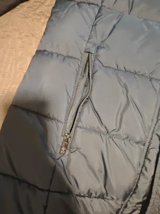 Abrigo plumón azul marino con capucha