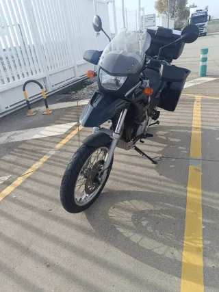 BMW F 650 GS Negra con Maletas