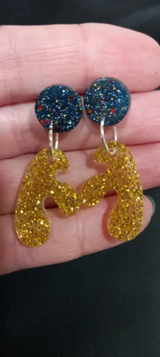 Pendientes hechos a mano con resina epóxica