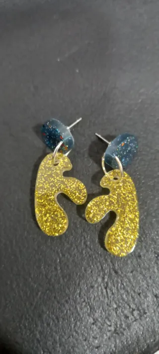 Pendientes hechos a mano con resina epóxica