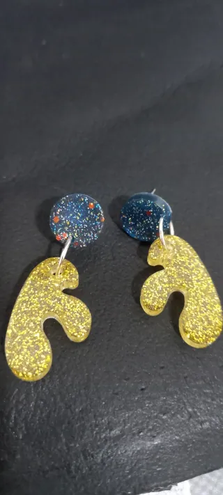 Pendientes hechos a mano con resina epóxica