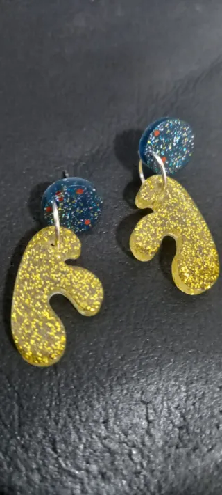 Pendientes hechos a mano con resina epóxica