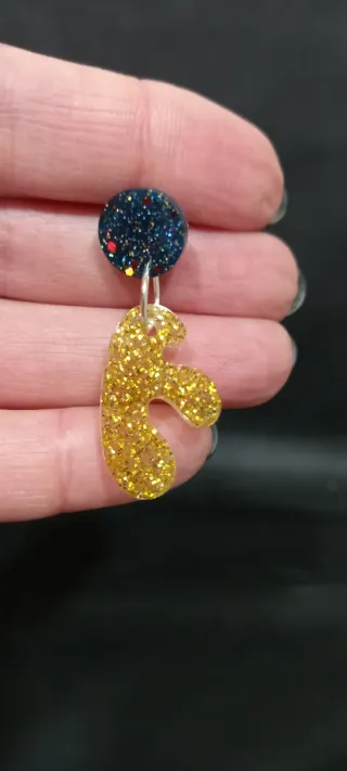 Pendientes hechos a mano con resina epóxica