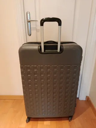 Maleta Extra grande Calvin Klein. Un Solo uso.