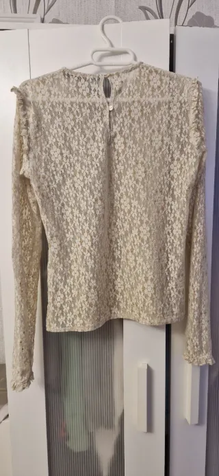Blusa beige de encaje