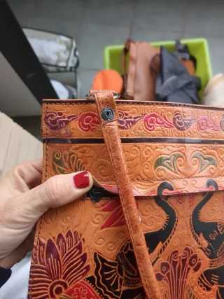 Bolso de cuero con elefantes