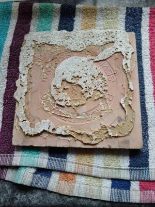 Azulejo antiguo con querubín