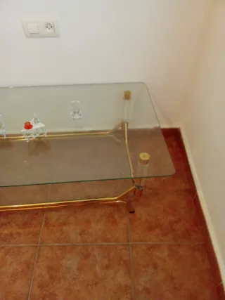 Mesa de salón cristal y metal dorado