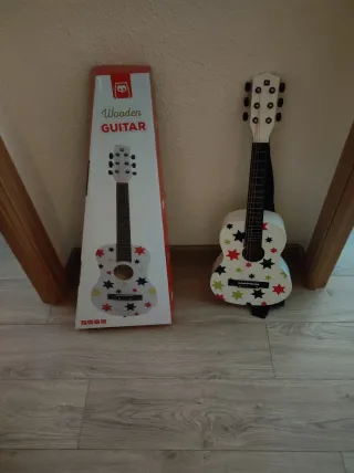 Guitarra infantil de madera con estrellas