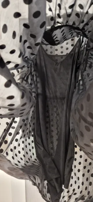 Vestido negro con lunares