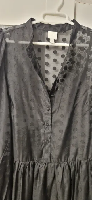 Vestido negro con lunares