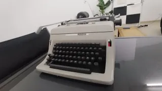 Máquina de escribir Olivetti LINEA 80 vintage