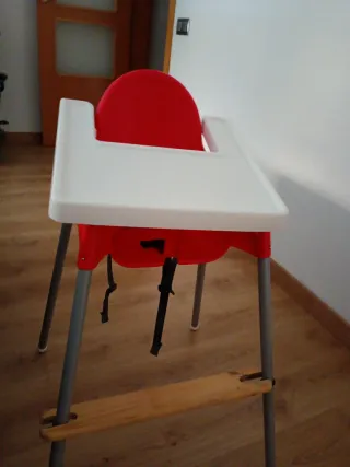 Trona IKEA roja y blanca