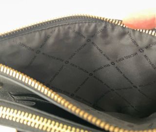Bolso mano Michael Kors Negro con Detalles Dorados