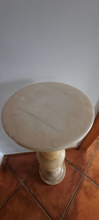 Pedestal de mármol beige