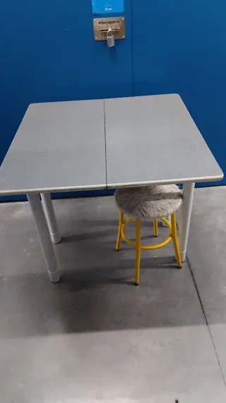 Mesa de cocina blanca y taburete amarillo