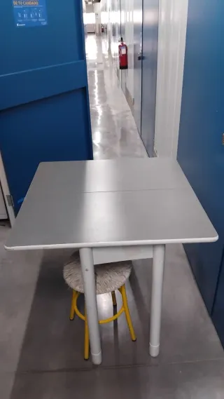 Mesa de cocina blanca y taburete amarillo