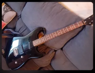 Guitarra Eléctrica Negra + Amplificador