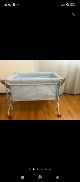 Minicuna azul con estructura de madera