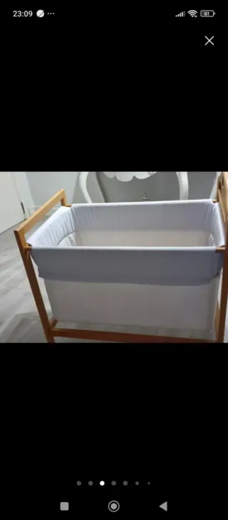 Minicuna azul con estructura de madera